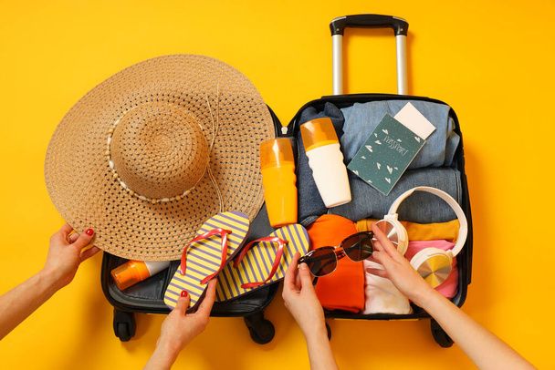 Viajes y vacaciones, vacaciones, composición con maleta - Foto, imagen