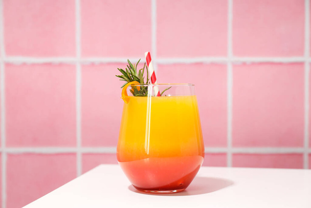 Cocktail d'orange, concept de délicieux cocktail d'agrumes frais d'été - Photo, image