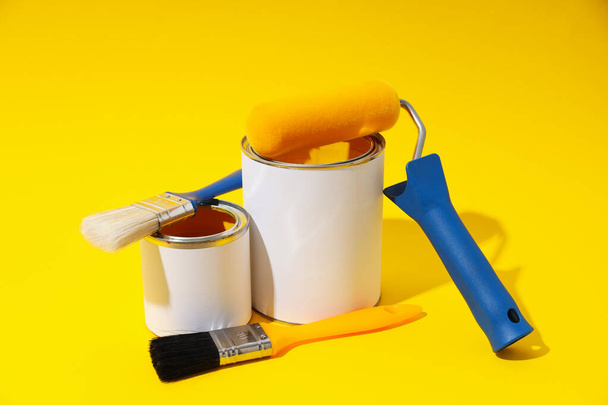 Инструменты для рисования и ремонта - краска, краска в банке - Фото, изображение