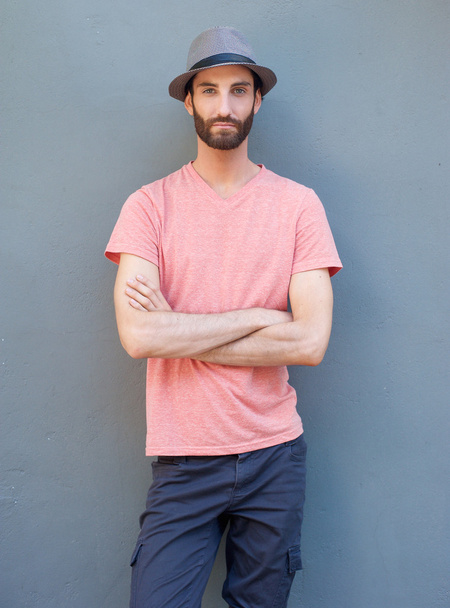 Modelo de moda masculina con sombrero
 - Foto, Imagen