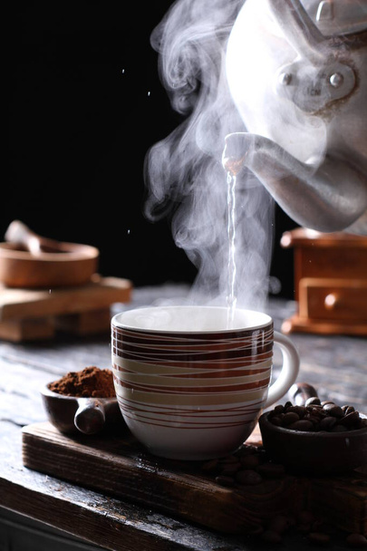 Kawa to napój przygotowany z palonych ziaren kawy. Ciemno zabarwiona, gorzka i lekko kwaśna kawa ma stymulujący wpływ na ludzi, głównie ze względu na zawartość kofeiny. Posiada najwyższą sprzedaż na światowym rynku gorących napojów. - Zdjęcie, obraz