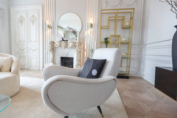 rich luxurious interior of a cozy room with modern stylish furniture nd grand piano, decorated with baroque columns and stucco on the walls - Valokuva, kuva
