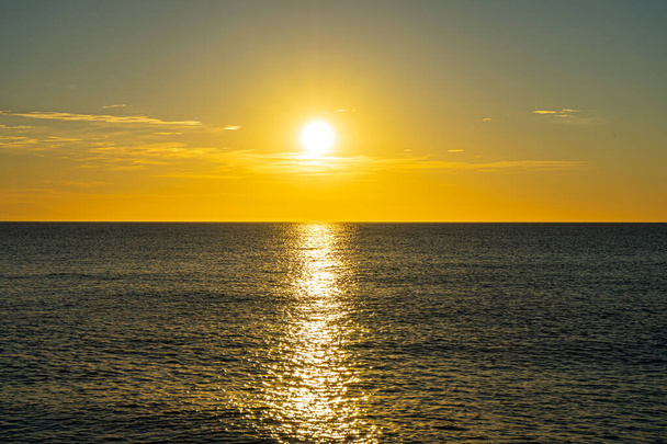 Salida del sol sobre el mar Mediterráneo, Costa del Sol, Málaga, España - Foto, imagen