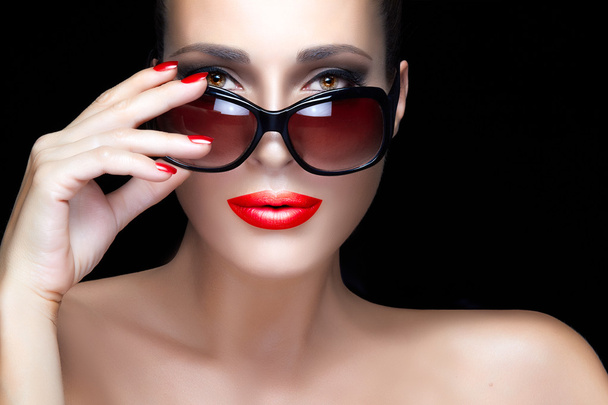 Женщина-модель в черных огромных солнцезащитных очках. Яркий макияж
 - Фото, изображение