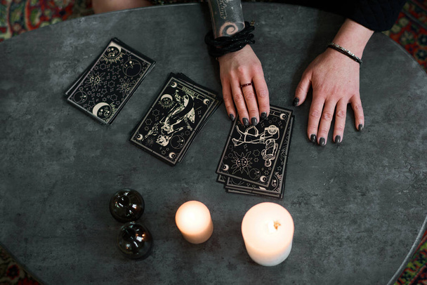 Z výše uvedeného pohledu záběr tajemné dospělé ženy se zájmem o nastavení esotericismu a čtení tarotových karet - Fotografie, Obrázek
