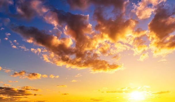 Auringonsäteet murtautuvat dramaattisten pilvien läpi illalla tai aamulla auringonlaskussa tai aamunkoitteessa. Käsite usko, toivoa paras tai hyvä sää. - Valokuva, kuva