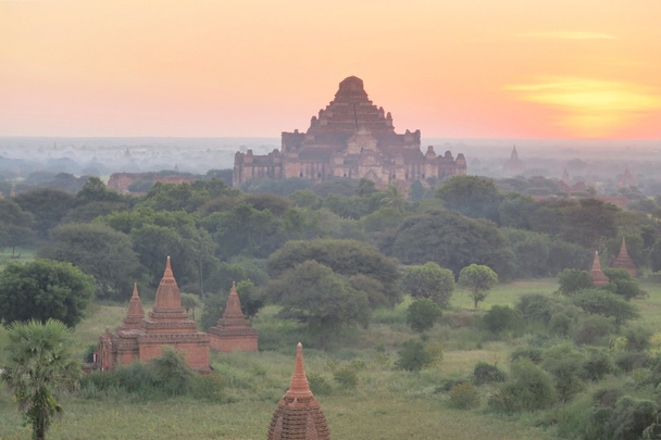 Templo Budista Dhammayangyi en Bagan, Myanmar
 - Foto, Imagen