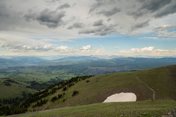 Góra Washburn Trail Wiatr nad wzgórzami w Yellowstone - Zdjęcie, obraz