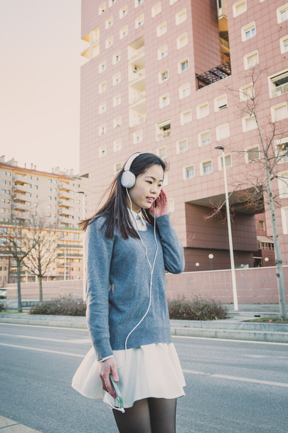 Όμορφη κινεζική κοπέλα με ακουστικά - Φωτογραφία, εικόνα