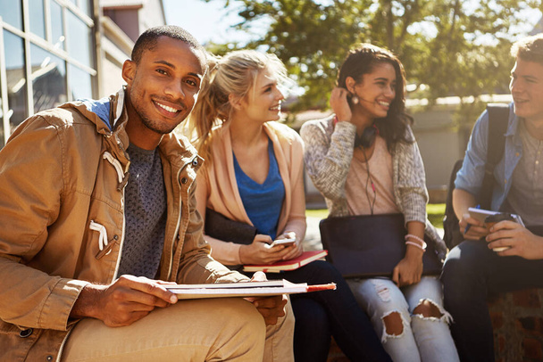 Encontre um grupo de estudo acolhedor e eficiente. Retrato de um estudante estudando fora do campus com seus colegas de classe - Foto, Imagem