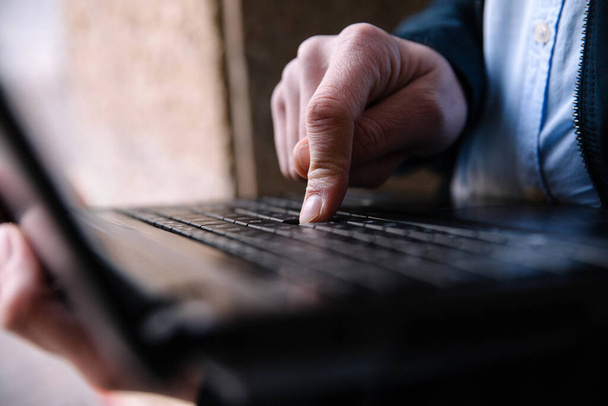 Мужские руки печатают на клавиатуре ноутбука. Селективный фокус - Фото, изображение