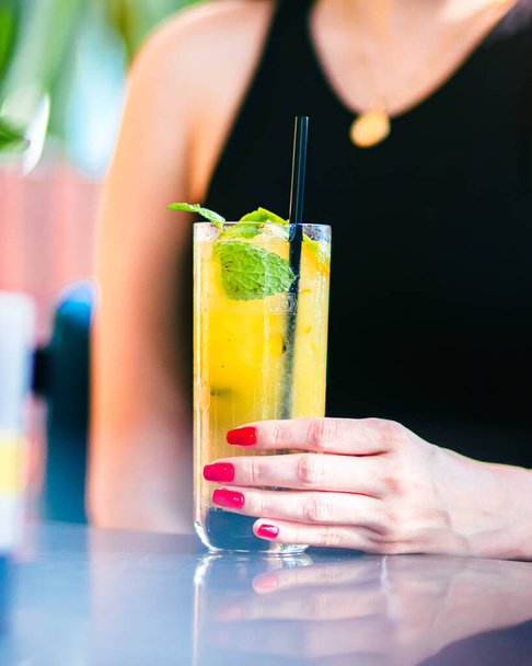 drink fresh alcoholic cocktails - Φωτογραφία, εικόνα