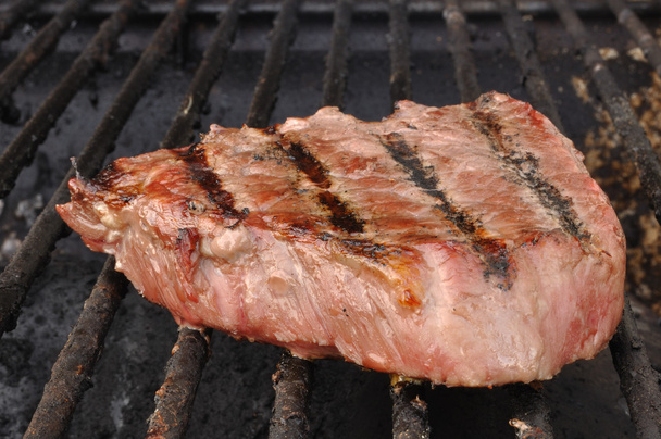 Bife de lombo de vaca Top Sirloin Steak na grelha
 - Foto, Imagem