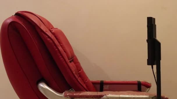 Красное кресло для массажа всего тела - средний - Кадры, видео