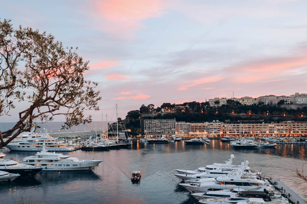 Монако, Монако - 28.12.2021: Порт Эркюль и красивые фасады Княжества Монако - Фото, изображение