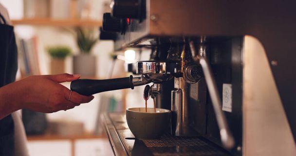 Καφετιέρα, barista χέρια και γυναίκα στο καφέ, προετοιμασία latte ή espresso ποτό με υπηρεσία και premium μείγμα καφεΐνης. Ζεστό ρόφημα, άτομο που εργάζεται σε εστιατόριο και κύπελλο με ζυθοποιία διαδικασία. - Φωτογραφία, εικόνα