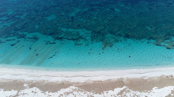 vue aérienne des eaux cristallines de la mer de est arutas et mari ermi plage en sardinia - Photo, image