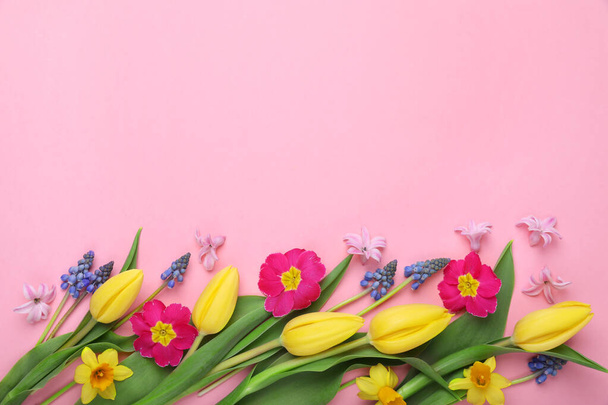 Όμορφα διαφορετικά λουλούδια σε ροζ φόντο, επίπεδη lay. Χώρος για κείμενο - Φωτογραφία, εικόνα