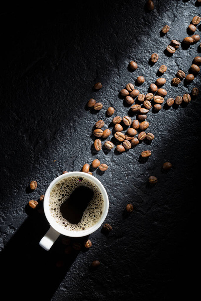 Горнятко еспресо на чорному тлі, колумбійська кава. - Фото, зображення