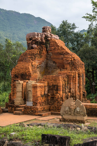 Vietnam 'daki UNESCO Dünya Mirası sitesi "Oğlum Sığınağı" ndaki Hindu kule tapınaklarının kalıntıları.. - Fotoğraf, Görsel