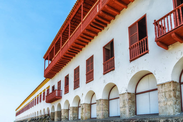 Historiallinen Espanjan siirtomaa rakennus, nyt käytössä Naval Museum, vanhassa kaupungissa Cartagena de Indias Kolumbiassa
. - Valokuva, kuva