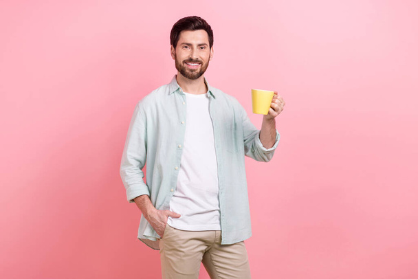 Foto de él especialista director ejecutivo sostenga la taza de café fresco beber satisfecha pausa de energía de la mañana aislado en el fondo de color rosa. - Foto, Imagen