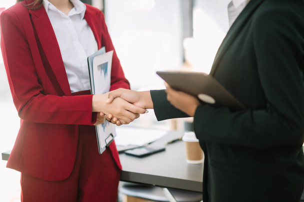 businesswomen  shaking hands during a meeting in modern office - Foto, Imagem
