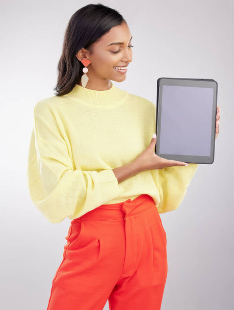 Happy, tech en vrouw met een tablet, scherm en aansluiting op een witte studio achtergrond. Vrouwelijke persoon, technologie en model met een apparaat, internet en communicatie met sociale media en netwerken. - Foto, afbeelding