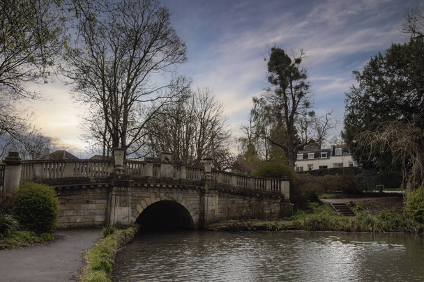 Небольшой каменный мост в Pitville Park в Челси, Глостершир, Великобритания - Фото, изображение