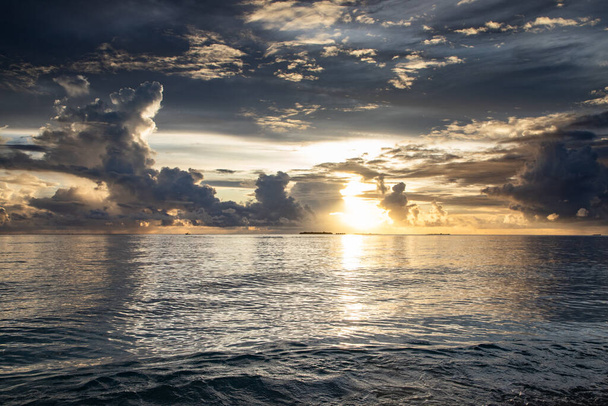 hämmästyttävä auringonlasku meren yli trooppisella saarella - Valokuva, kuva