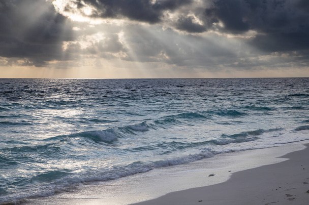 prachtig exotisch tropisch strand en stormachtige wolken - Foto, afbeelding