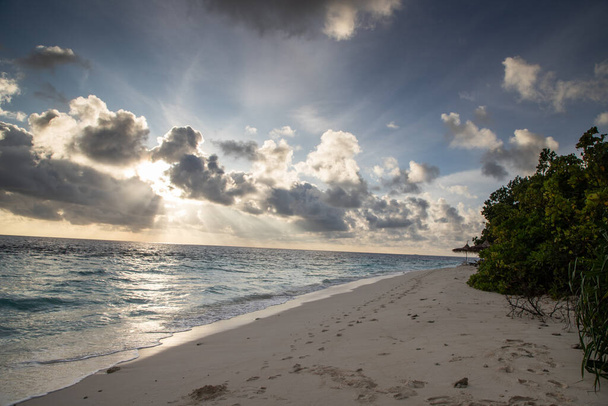 hermosa playa tropical exótica y nubes tormentosas - Foto, Imagen