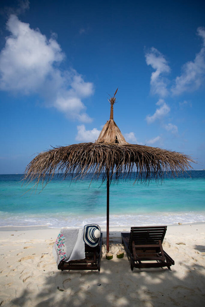 Cadeiras de praia na bela praia tropical
 - Foto, Imagem
