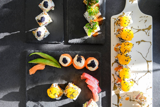 Közel a finom japán uramaki sushi - Fotó, kép