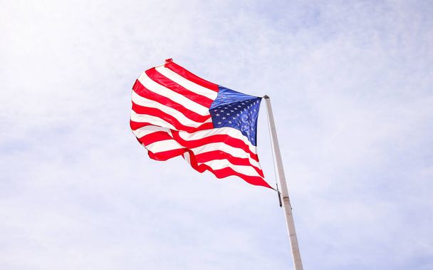 アメリカの国旗は、アメリカの愛国心、自由、統一を象徴しています。民主主義、自由、正義を意味します.  - 写真・画像