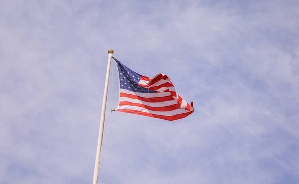 Americká vlajka symbolizuje americký patriotismus, svobodu a jednotu jako připomínku našich společných dějin, obětí a hodnot. Znamená to demokracii, svobodu a spravedlnost pro všechny.  - Fotografie, Obrázek