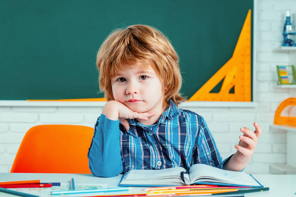 Grundschule. Individueller Unterricht. Netter kleiner Vorschulkind Junge mit Lehrerstudium in einem Klassenzimmer. Bildungsprozess - Foto, Bild