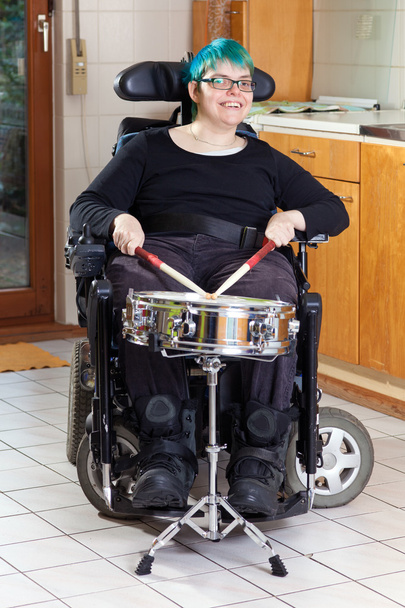 Mujer con parálisis cerebral infantil
 - Foto, Imagen