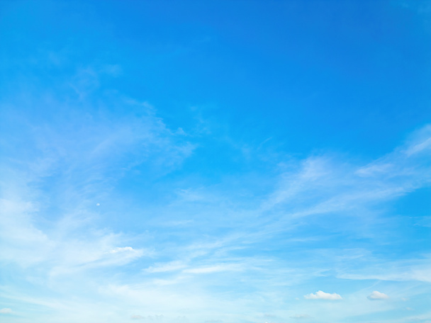 Hermosa vista del cielo azul con nubes al amanecer. Parcialmente nublado. Nube de fondo verano. Nube de verano. Nube de cielo despejada con puesta de sol. Cielo natural cinemático hermoso amarillo y blanco textura fondo - Foto, imagen