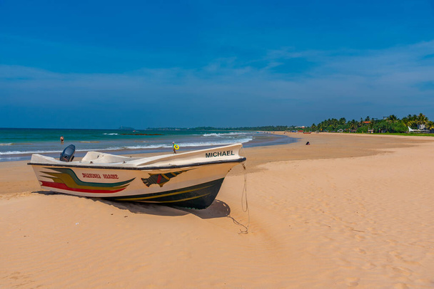 Bentota, Sri Lanka, January 20, 2022: Sunny day at Bentota beach at Sri Lanka. - Foto, afbeelding