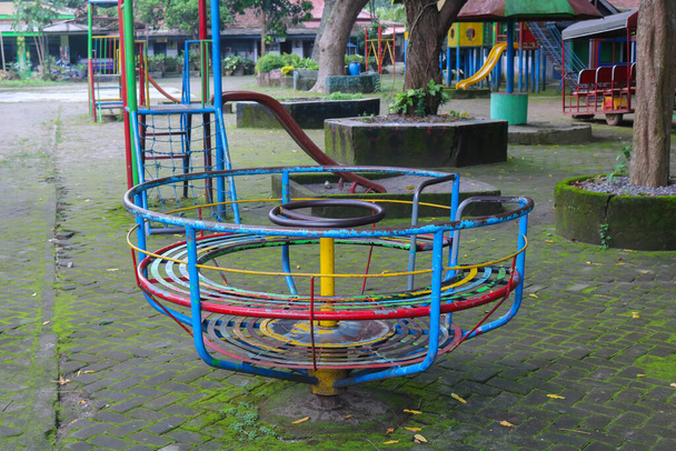 Carrusel giratorio infantil en el parque - Foto, imagen