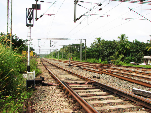 Eine lebende Eisenbahnstrecke in Indien. - Foto, Bild