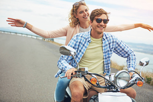 Qui vous voyagez avec est plus important que votre destination. un jeune couple pour une balade en scooter - Photo, image