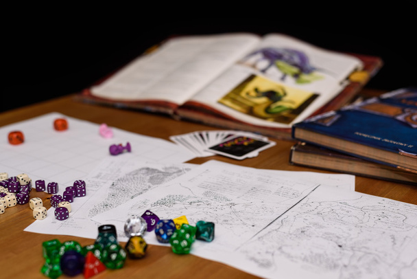 jogo de RPG criado na tabela isolada no fundo preto - Foto, Imagem