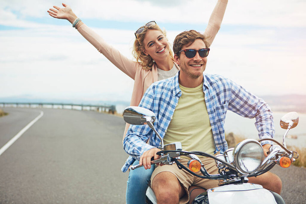 O segredo da felicidade é a liberdade. um jovem casal para um passeio em uma scooter - Foto, Imagem