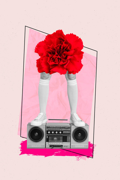 Revistas verticales collage de fotos de pies de niña de pie sobre grabadora de música retro cuerpo de flor aislado sobre fondo de dibujo rosa. - Foto, Imagen