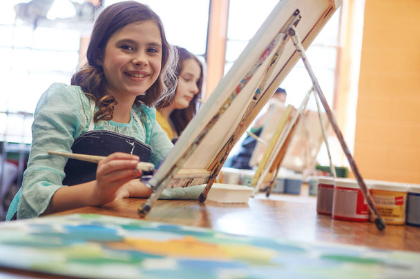 美術の授業は自分自身を表現するのに役立ちます。美術の授業中の少女の肖像画 - 写真・画像