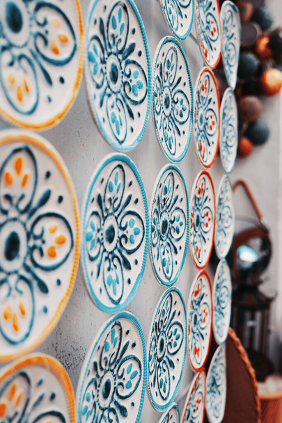 bunte Teller an einer Wand in Frigiliana, Andalusien. - Foto, Bild