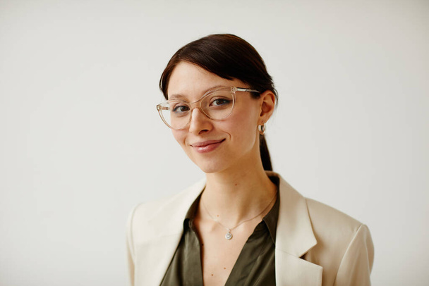Minimális portré a sikeres női vállalkozó fehér mosolygós kamera - Fotó, kép