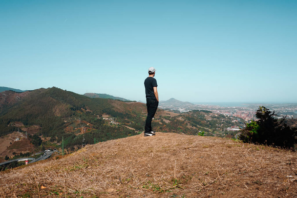 Dağda yolculuk yapan adam, farkındalık ve meditasyon, bilbao, İspanya  - Fotoğraf, Görsel